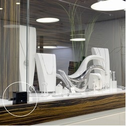 Serrure à crémaillère pour vitrine Vitrine avec une serrure é crémaillère